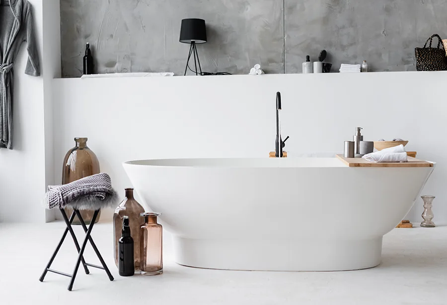 Modernes, helles Bad mit freistehender Wanne